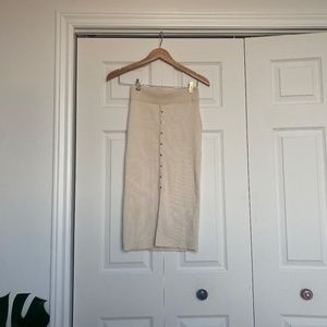 Ribbed cream skirt with delicate gold buttons